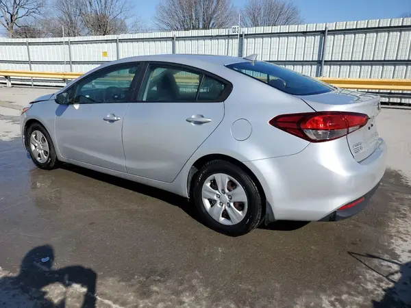 3KPFK4A7XHE084483 2017 KIA FORTE - Image 2