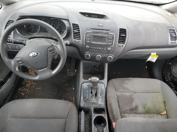 3KPFK4A7XHE085889 2017 KIA FORTE - Image 8