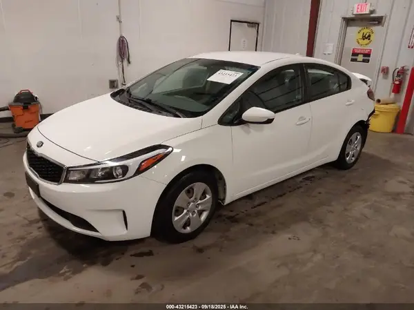 3KPFK4A7XHE086024 2017 KIA FORTE - Image 2