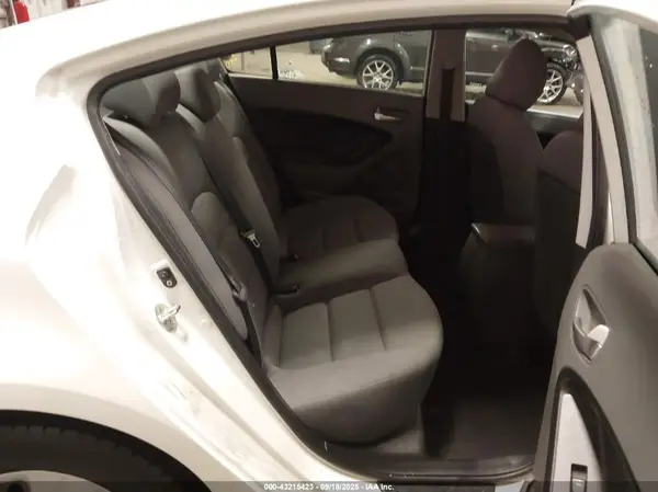 3KPFK4A7XHE086024 2017 KIA FORTE - Image 8