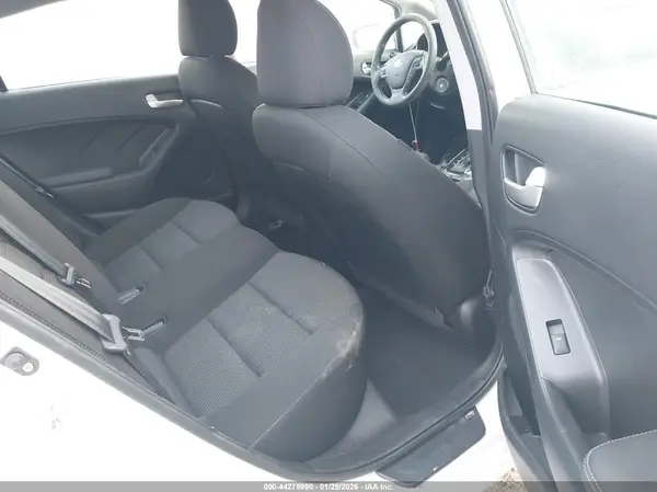 3KPFK4A7XHE087898 2017 KIA FORTE - Image 8