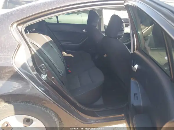 3KPFK4A7XHE097220 2017 KIA FORTE - Image 8