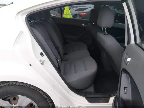 3KPFK4A7XHE097279 2017 KIA FORTE - Image 8
