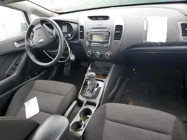 3KPFK4A7XHE104277 2017 KIA FORTE - Image 8