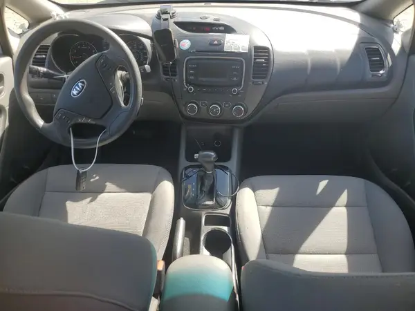 3KPFK4A7XHE104831 2017 KIA FORTE - Image 8