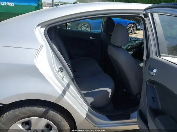 3KPFK4A7XHE111083 2017 KIA FORTE - Image 8