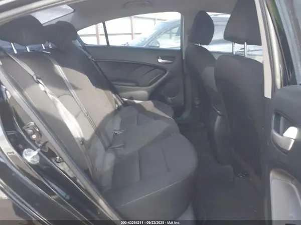 3KPFK4A7XHE114792 2017 KIA FORTE - Image 8