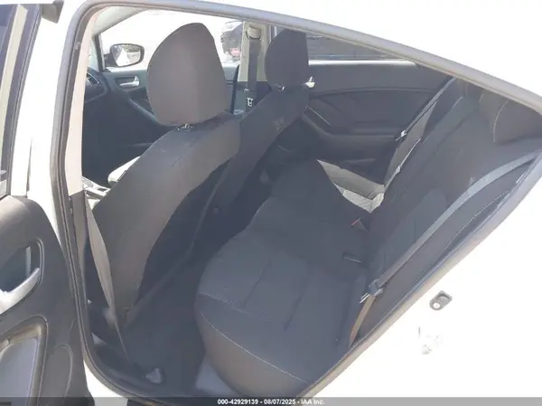 3KPFK4A7XHE116574 2017 KIA FORTE - Image 8