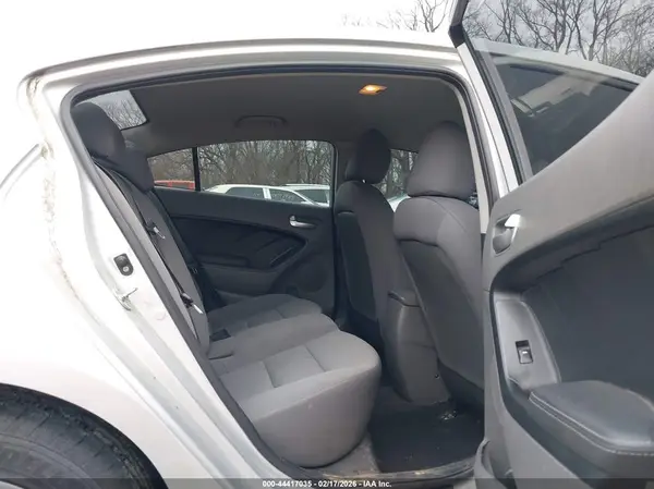 3KPFK4A7XHE118406 2017 KIA FORTE - Image 8