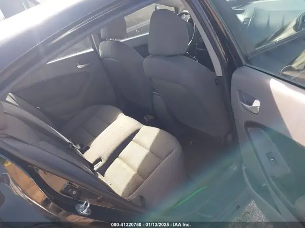 3KPFK4A7XHE121712 2017 KIA FORTE - Image 8