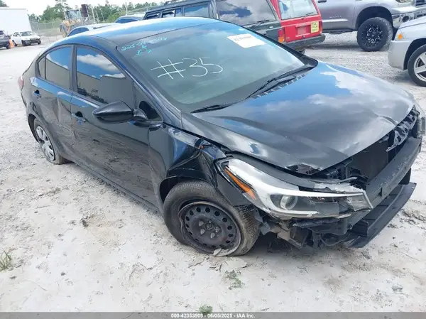 3KPFK4A7XHE121919 2017 KIA FORTE - Image 1