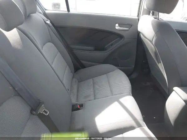 3KPFK4A7XHE123105 2017 KIA FORTE - Image 8
