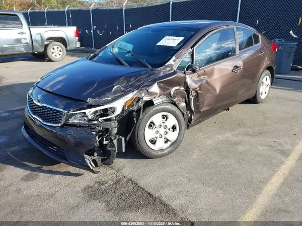 3KPFK4A7XHE125825 2017 KIA FORTE - Image 2