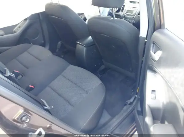 3KPFK4A7XHE125825 2017 KIA FORTE - Image 8