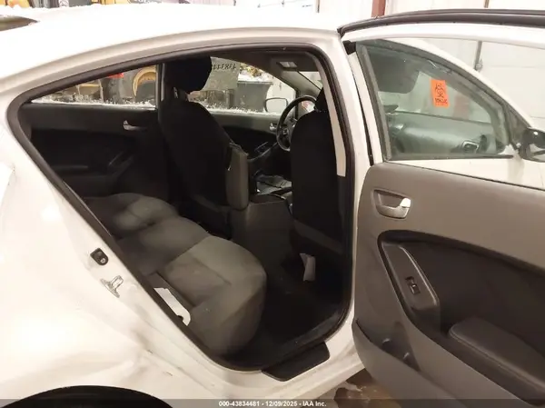 3KPFK4A7XHE126263 2017 KIA FORTE - Image 8