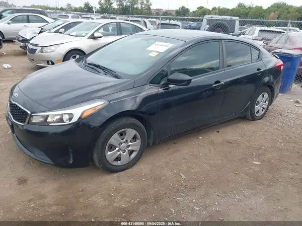 3KPFK4A7XHE130815 2017 KIA FORTE - Image 2