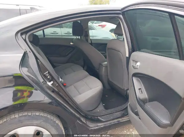 3KPFK4A7XHE130815 2017 KIA FORTE - Image 8