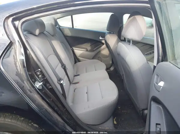 3KPFK4A7XHE131270 2017 KIA FORTE - Image 8