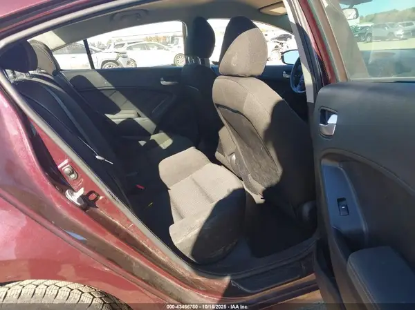 3KPFK4A7XHE135366 2017 KIA FORTE - Image 8