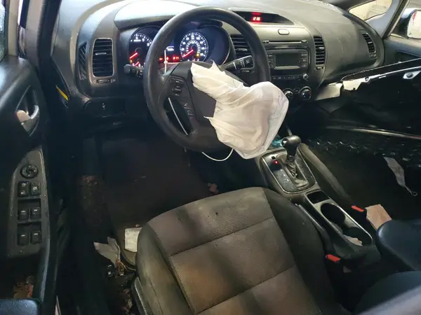 3KPFK4A7XHE136016 2017 KIA FORTE - Image 8