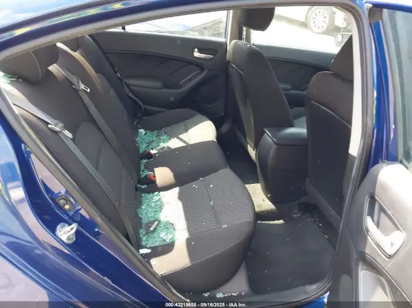 3KPFK4A7XHE144262 2017 KIA FORTE - Image 8