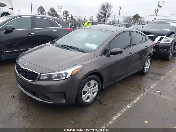 3KPFK4A7XHE150305 2017 KIA FORTE - Image 2