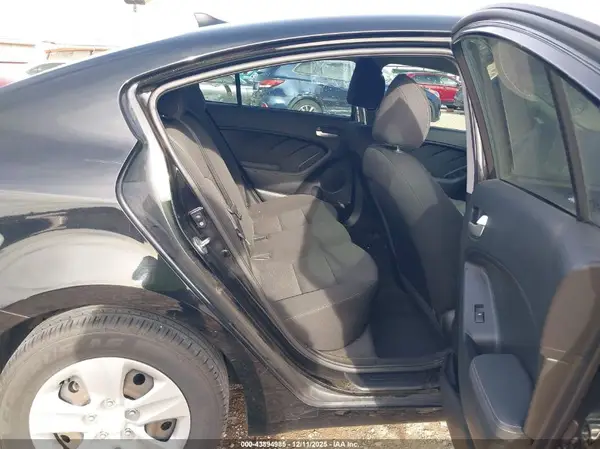 3KPFK4A7XHE154063 2017 KIA FORTE - Image 8