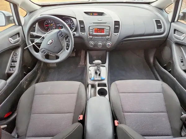3KPFK4A7XHE156265 2017 KIA FORTE - Image 8