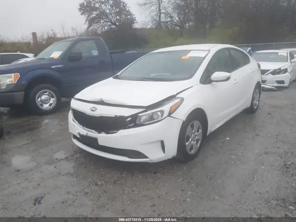 3KPFK4A7XHE158985 2017 KIA FORTE - Image 2