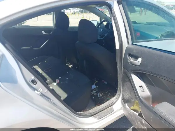 3KPFK4A7XHE160610 2017 KIA FORTE - Image 8