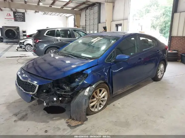 3KPFK4A7XJE184282 2018 KIA FORTE - Image 2