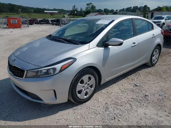 3KPFK4A7XJE195332 2018 KIA FORTE - Image 2