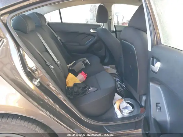 3KPFK4A7XJE206703 2018 KIA FORTE - Image 8