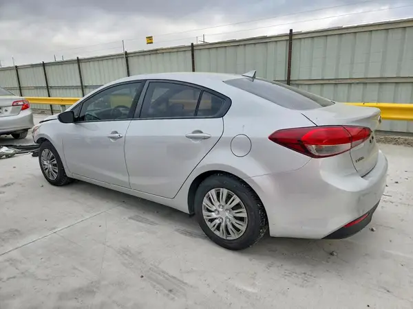 3KPFK4A7XJE215739 2018 KIA FORTE - Image 2