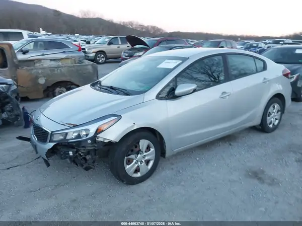 3KPFK4A7XJE217801 2018 KIA FORTE - Image 2