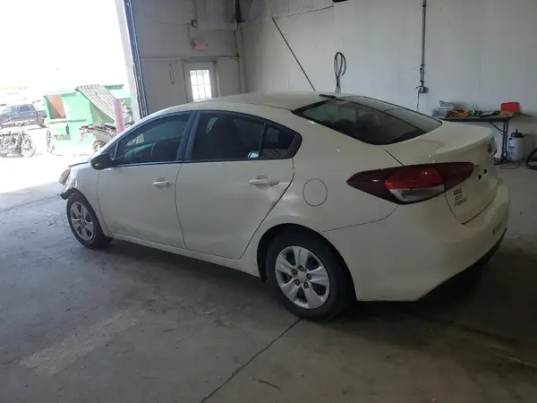 3KPFK4A7XJE218981 2018 KIA FORTE - Image 2