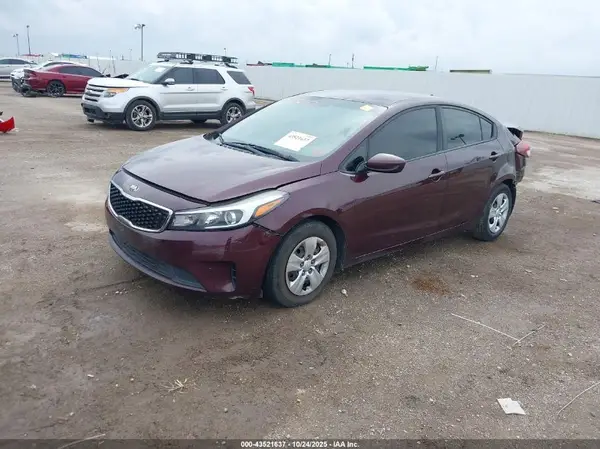 3KPFK4A7XJE224070 2018 KIA FORTE - Image 2