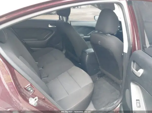 3KPFK4A7XJE224070 2018 KIA FORTE - Image 8