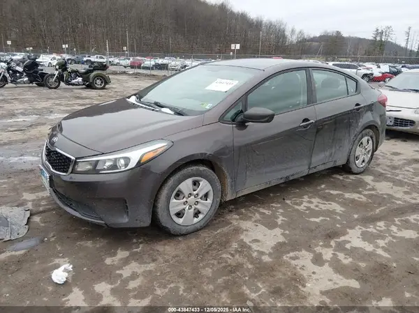 3KPFK4A7XJE225574 2018 KIA FORTE - Image 2
