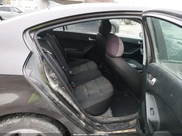 3KPFK4A7XJE225574 2018 KIA FORTE - Image 8