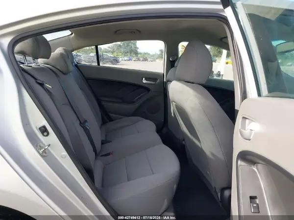3KPFK4A7XJE226661 2018 KIA FORTE - Image 8