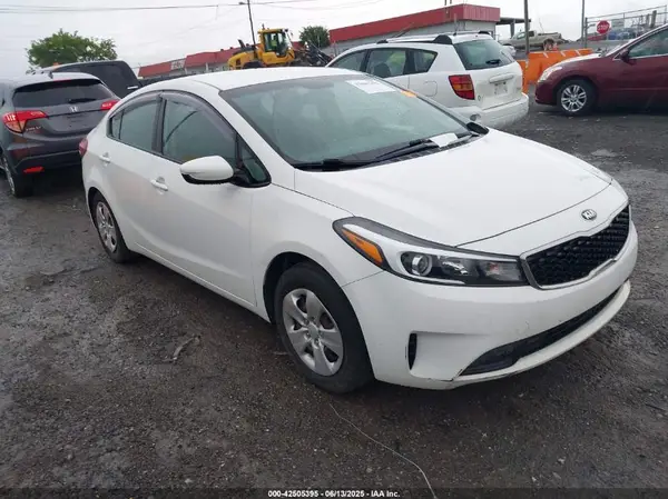 3KPFK4A7XJE228815 2018 KIA FORTE - Image 1