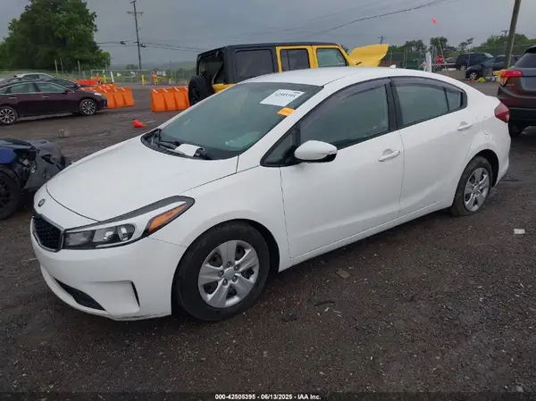 3KPFK4A7XJE228815 2018 KIA FORTE - Image 2