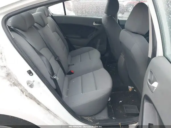 3KPFK4A7XJE228815 2018 KIA FORTE - Image 8