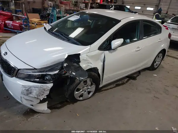 3KPFK4A7XJE228961 2018 KIA FORTE - Image 2