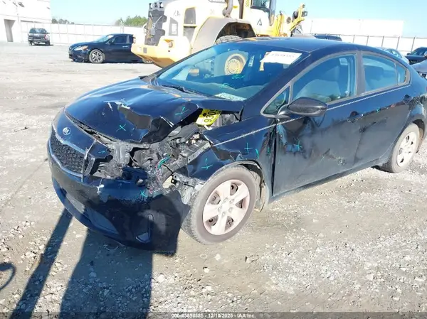 3KPFK4A7XJE229222 2018 KIA FORTE - Image 2