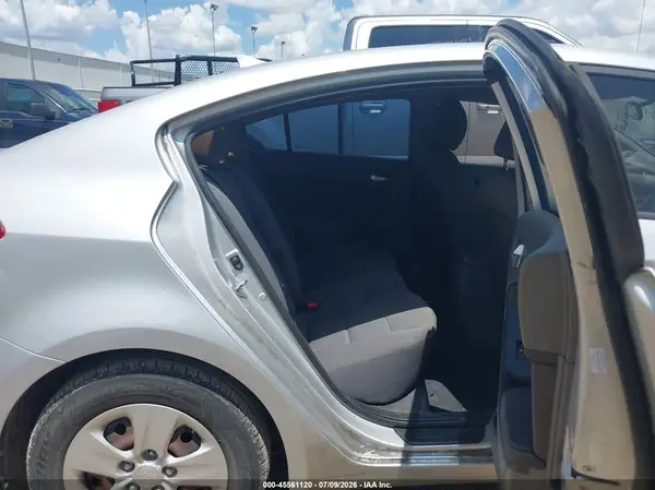 3KPFK4A7XJE231374 2018 KIA FORTE - Image 8