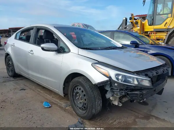 3KPFK4A7XJE233402 2018 KIA FORTE - Image 1