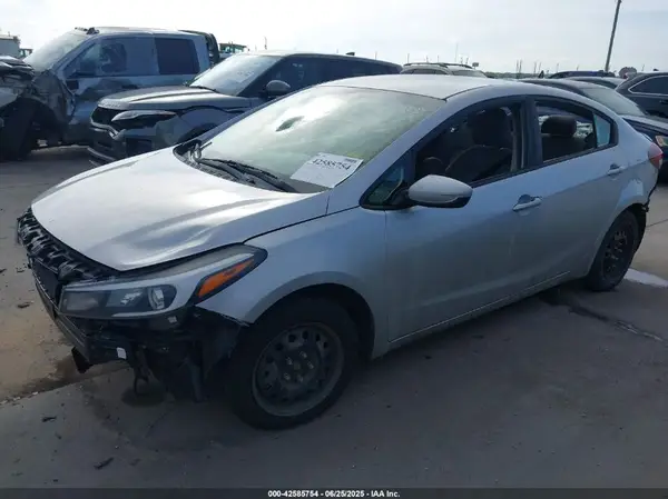 3KPFK4A7XJE233402 2018 KIA FORTE - Image 2
