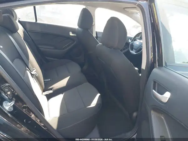 3KPFK4A7XJE234467 2018 KIA FORTE - Image 8